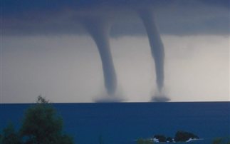 Δίδυμοι υδροστρόβιλοι εμφανίστηκαν στα ανοιχτά του Πηλίου